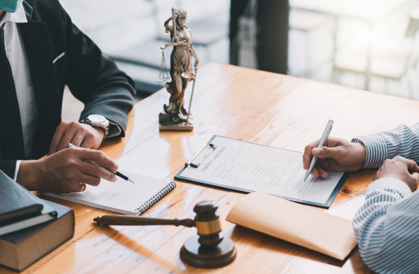 良好的服务合作，男女律师或法官顾问与客户的团队会议，法律和法律服务理念。图片下载