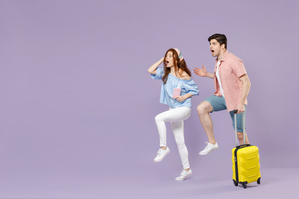 全长侧视图两个旅行者旅游女人男人夫妇在衬衫手提箱跑匆忙在匆忙孤立在紫色背景乘客旅行国外周末度假飞机旅行概念。图片下载