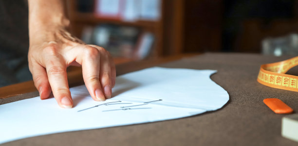 裁缝的工作过程。工匠的手的特写照片图片下载