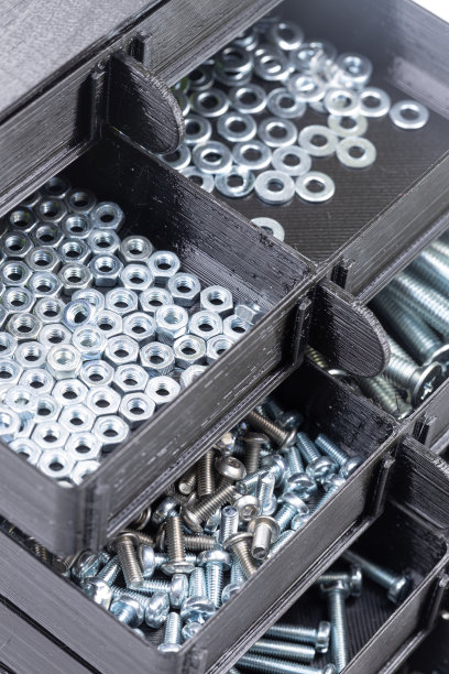 装满螺母和螺栓的箱子。车间概念与工具箱。图片下载