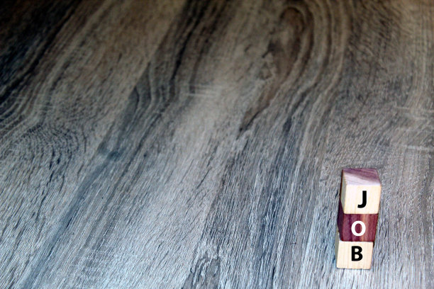 木块立方体，木桌上有文字“JOB”。背景，业务，工作，工作概念图片下载