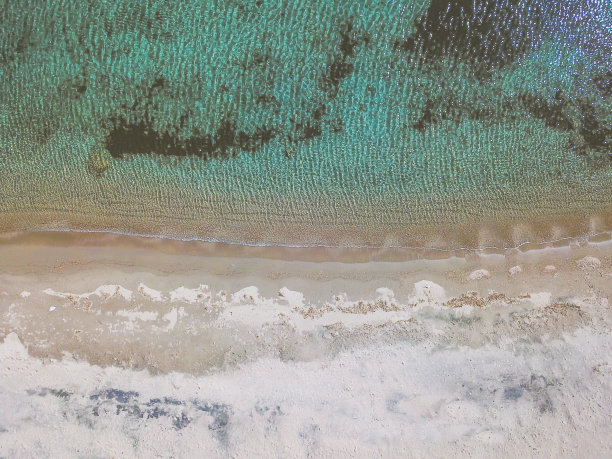 空中无人机拍摄的美丽的绿松石海。图片下载