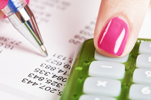 女人的手在特写工作的财务数字图片下载