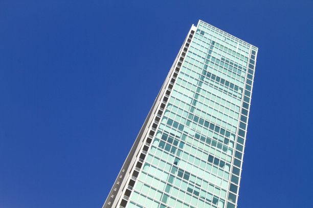 美国佛罗里达州迈阿密，一幢当代玻璃摩天大楼以蓝天为背景图片下载