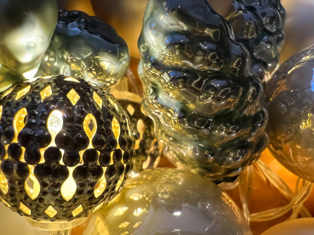 由球和光制成的金色圣诞装饰。图片下载