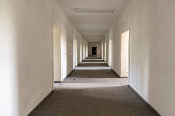 一间老旧废弃的剧院走廊图片下载