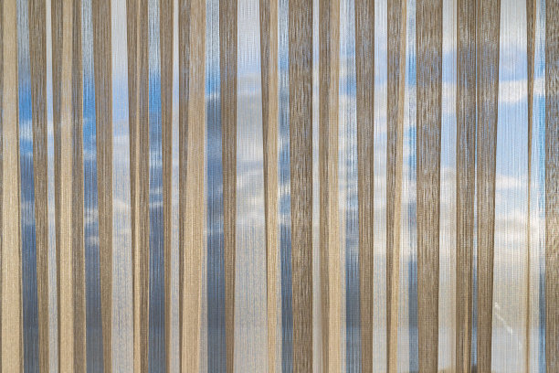 白天，波浪形的薄纱覆盖着一扇窗户。背景图片图片下载