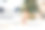圣诞树后面。可爱的小婴儿在室内的家庭房间里图片下载