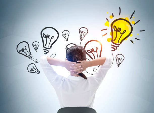 一个放松的女商人的背影，双手放在脑后，思考着新的想法。浅蓝色背景与彩色的商业想法灯泡草图。创造力和头脑风暴图片下载