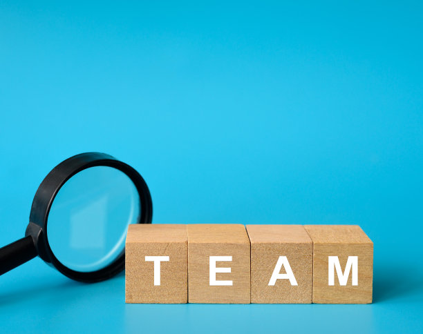 团队建设概念与木制立方体和放大镜图片下载