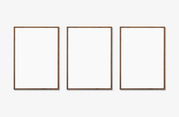墙上有三个垂直的白画框。艺术品模拟了孤立图片下载