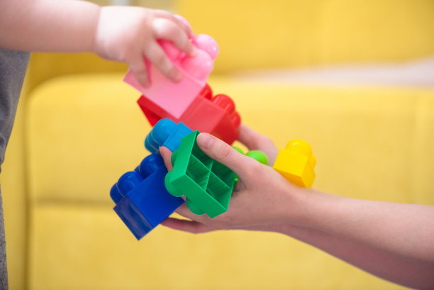 一个小男孩在玩。图片下载