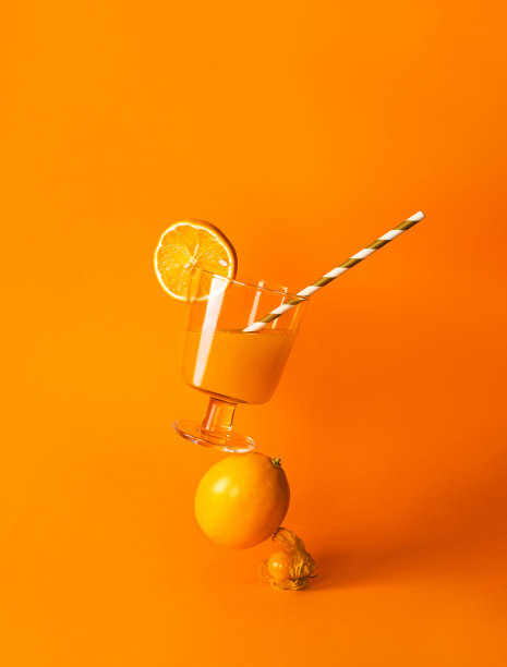 平衡维他命鸡尾酒橙柠檬汁与柠檬片和酸浆。图片下载