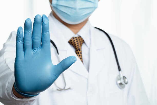 一名医生准备帮助治疗感染COVID-19的患者图片下载