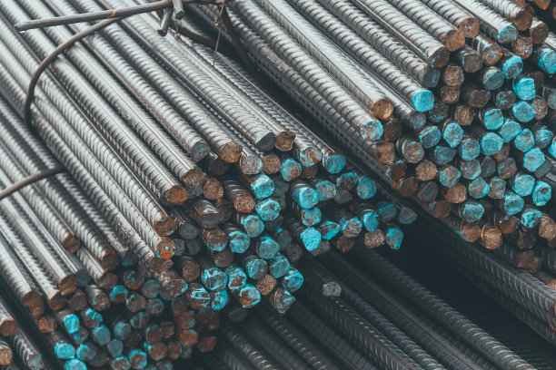 配件建筑。钢筋或钢筋在建筑中用于加固混凝土的特写。一堆建筑配件。结构结构的一个元素。图片下载