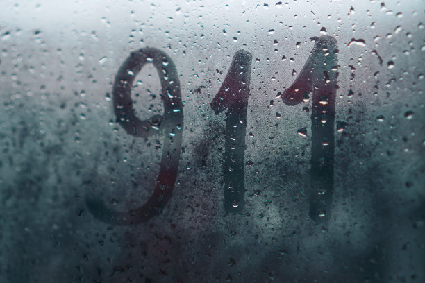 在雨天的湿雾玻璃上写着911图片下载