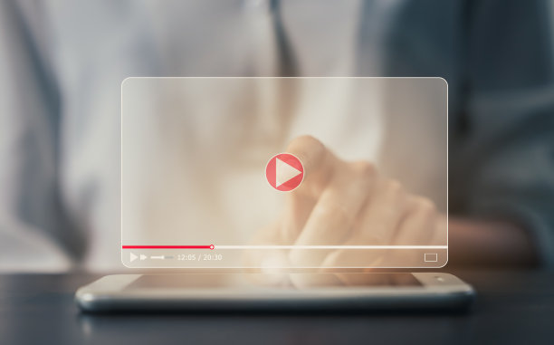 特写手指触摸数字屏幕虚拟和显示视频直播在智能手机上。技术互联网在线概念。图片下载