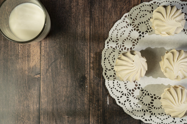 在木桌和艺术背景上自制牛奶蛋白霜。早餐。关闭。图片下载