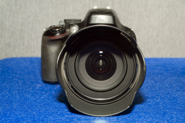 摄影师与大镜头和数码单反相机图片下载