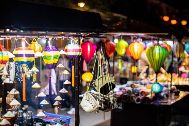 越南会安的市场上，纸灯笼在夜晚点亮图片下载