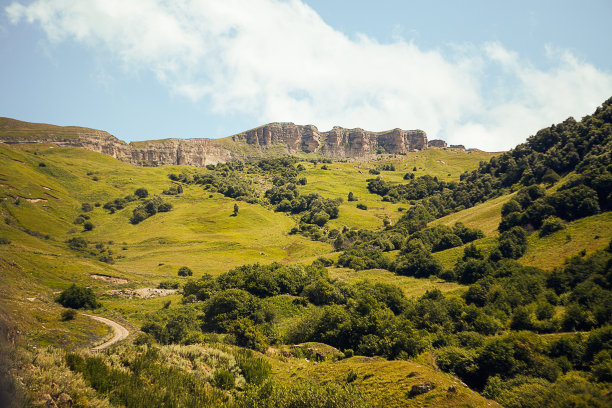 绿色的山脉景观。绿色的山。天空。夏天。图片下载