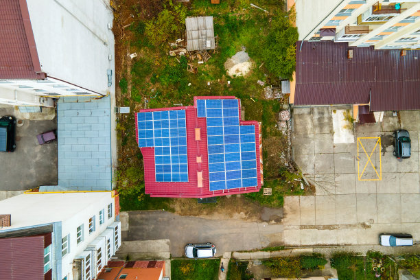 郊区农村地区，屋顶覆盖太阳能光伏板的住宅的鸟瞰图图片下载