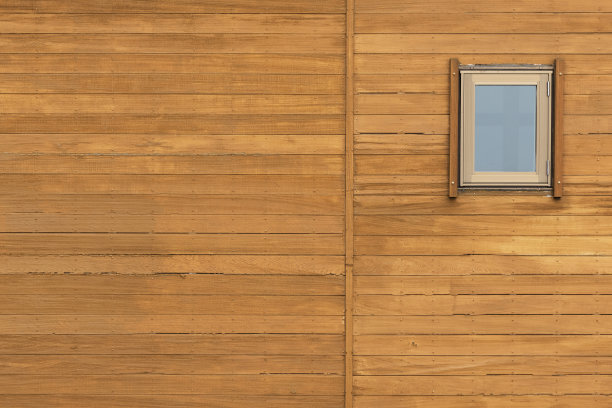 木制房屋外部的遮阳篷窗户。构建抽象的背景图片下载