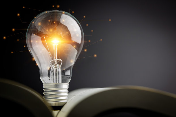 灯泡和书。图片下载