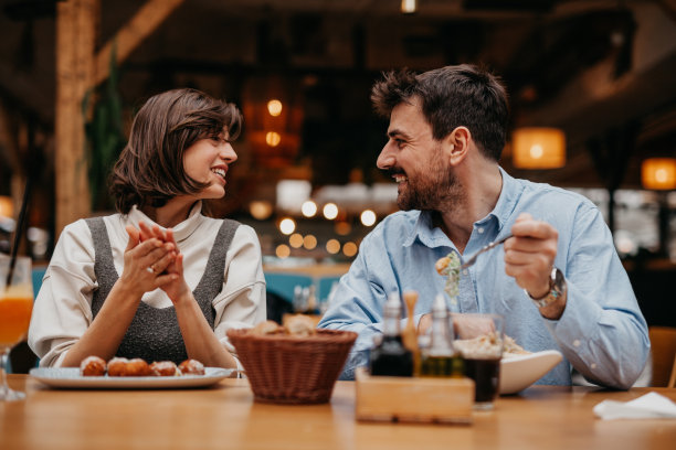 美味的食物和愉快的交谈图片下载
