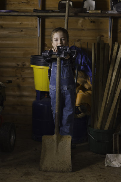 7岁的小男孩乐于在花园里帮忙图片下载