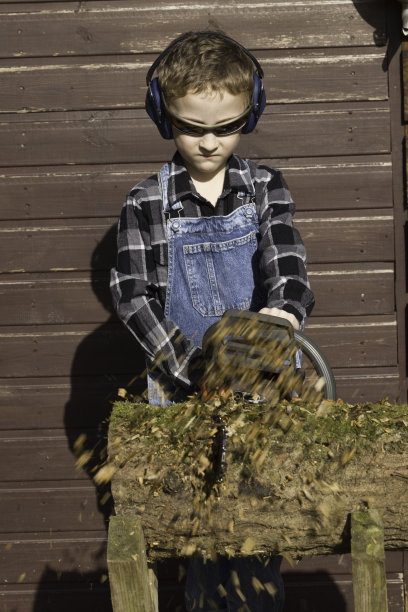 非常小的男孩在锯链图片下载