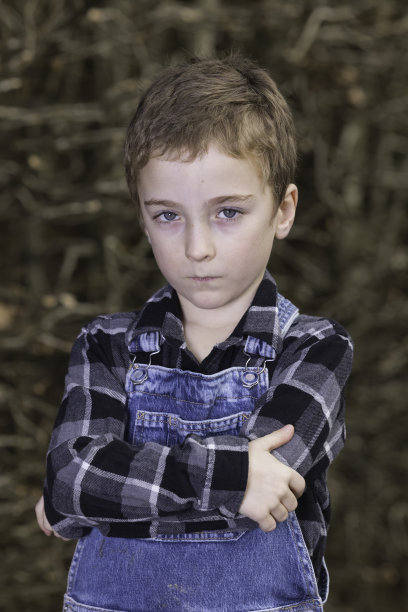 小男孩看起来很刻薄图片下载