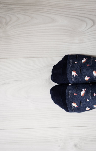 穿着时尚袜子的男人图片下载