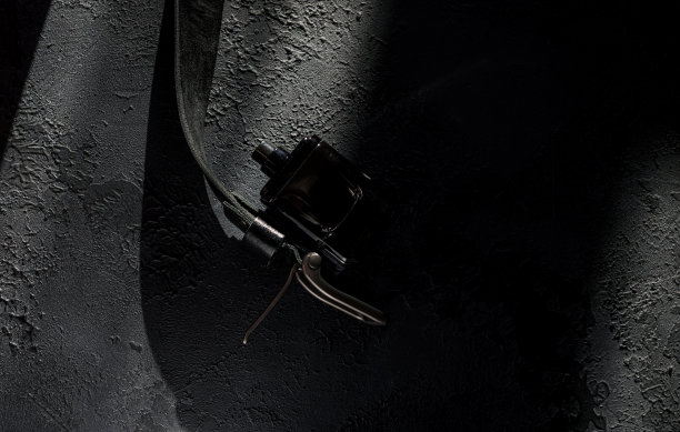 皮带和香水图片下载