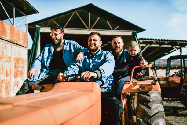 幸福的一家人一起享受拖拉机之旅图片下载