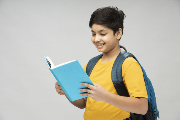 学生照片穿黄色t恤背包的背景，库存照片图片下载