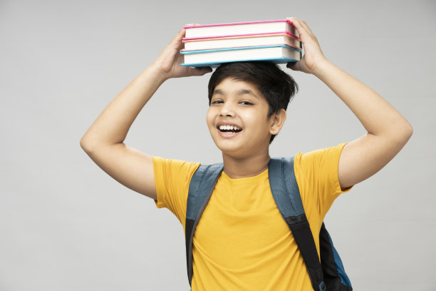 学生照片穿黄色t恤背包的背景，库存照片图片下载