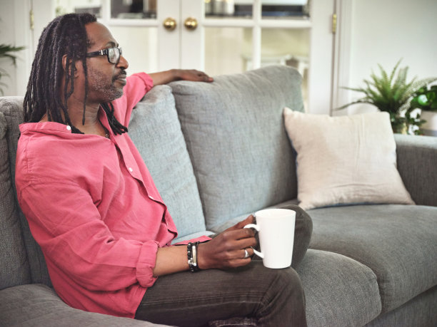 一个老人在家看电视的照片图片下载