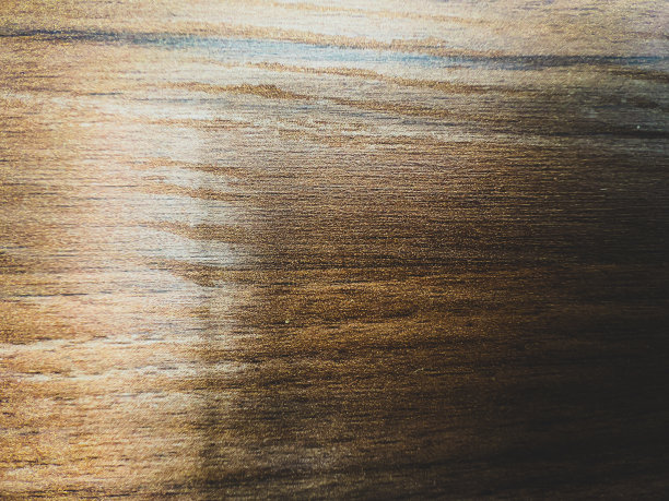 深棕色和黑色木材与美丽的纤维。图片下载