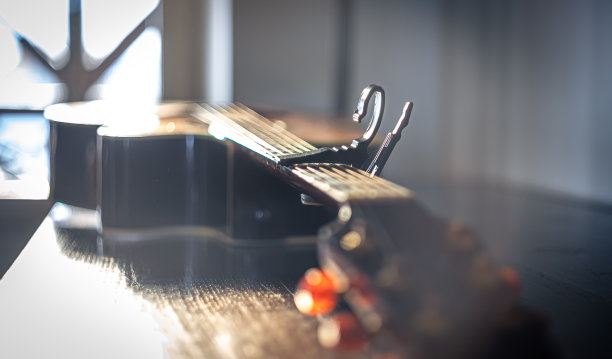 模糊背景下的原声吉他的特写。图片下载