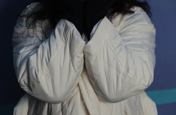 前视图的一个碎片的白色外套袖子特写。图片下载