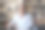 快乐迷人的中年退休妇女看着相机。图片下载