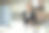 一个戴眼镜的女孩在与同事视频通话时做手势。图片下载