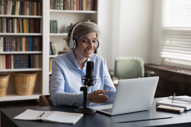 微笑上进的老妇人在线配音。图片下载
