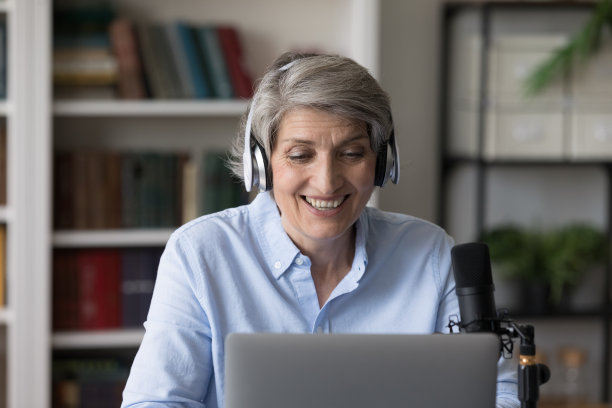 快乐的老女电台主持人配音。图片下载