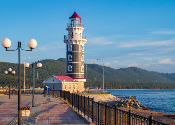 贝加尔湖港口的灯塔。图片下载