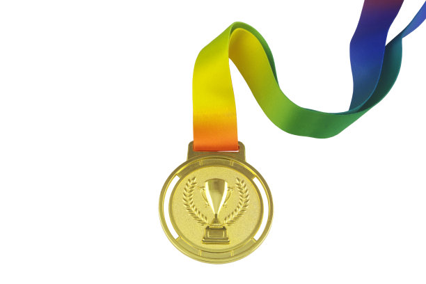 金牌与奖杯隔离在白色的奖杯上图片下载
