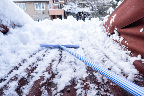 冬天除雪后，地板清洁刷粘在屋顶上图片下载