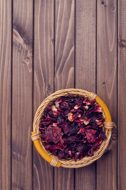 干木槿花瓣在柳条篮里图片下载