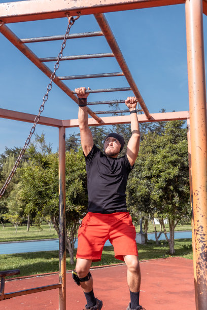 垂直的照片，一个人跨越吊架梯子或单杠图片下载